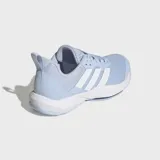 Championes de training Adidas Rapidmove 2, color celeste con las icónicas tres tiras laterales en blanco. Presentan un empeine de malla transpirable con refuerzos y una mediasuela con tecnología Lightstrike para mayor amortiguación y respuesta.