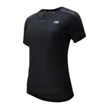 Remera deportiva negra de New Balance, modelo Impact Run, para mujer. Confeccionada en tejido de poliéster con microperforaciones para mayor transpirabilidad.