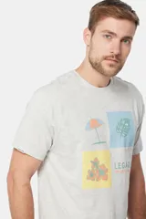 Remera azul con estampado de diseño multicolor en el frente.