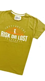 Remera color mostaza de algodón con estampa en el frente que dice 'Just take the risk or lost, the chance, Duxon Clothes'.