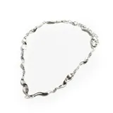 Collar plateado con eslabones de cadena y apliques con forma de espiral.