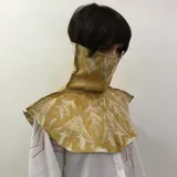 Cuello de lana merino afieltrada color crudo con estampado de líneas grises formando una cuadrícula.