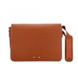 Morral color marrón de simil cuero con correa de algodón ajustable, cierre con broches imantados, bolsillo trasero y bolsillos internos.