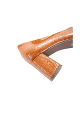 Zapato de salón color marrón tostado con textura graneada tipo cocodrilo, punta fina y tacón de bloque.