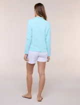 Campera liviana blanca de silueta entallada con protección solar UPF 50, cuello alto y cierre frontal completo. Cuenta con mangas largas y bolsillos laterales.