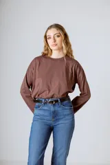 Camiseta de manga larga color marrón, confeccionada en algodón orgánico, con cuello redondo y detalle de letra R bordada en el pecho.