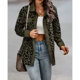 Sobre camisa de pana con estampado animal print, de corte suelto y manga larga. Presenta cuello italiano, cierre frontal con botones y bolsillos en el pecho.