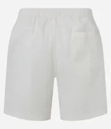 Bermuda masculina de sarga color blanco, con cintura elástica y lazo de ajuste. Presenta bolsillos laterales y una etiqueta decorativa aplicada en la parte inferior de la pierna.