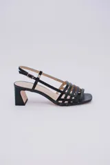 Sandalias de cuero doradas con tiras finas horizontales en el empeine, pulsera con hebilla al tobillo y tacón cuadrado.