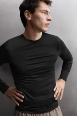 Camiseta técnica de manga larga Zara Athleticz, color marrón, de ajuste slim fit con cuello redondo y costuras decorativas.