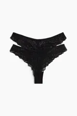 Pack de dos bombachas tipo brazilian de encaje negro, con tiro bajo, cintura en V, refuerzo interior y corte alto atrás.