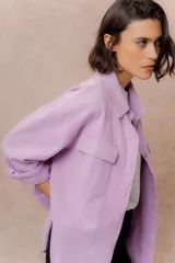 Camisa oversize de denim liviano color amarillo, con cuello camisero, mangas largas con puños, bolsillos delanteros con tapa y ruedo desflecado.