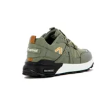 Zapatilla deportiva tipo trekking o lifestyle, color verde militar con detalles en naranja y negro. Presenta una capellada mixta de malla y material sintético, entresuela gruesa blanca y suela negra con relieve. En el lateral tiene un logo naranja con forma de número 71 y en el talón negro se lee "MAX PROTECT".