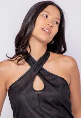 Top negro al cuerpo sin mangas, con cuello halter cruzado, cut out en el escote y confeccionado en tela metalizada de textura diferenciada.