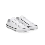 Championes Converse Chuck Taylor All Star de cuero blanco con suela de goma blanca y detalles en negro.