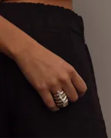 Anillo plateado con forma de esqueleto de costillas.