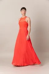 Vestido largo de fiesta color rojo, con falda plisada de gasa y corset de encaje.