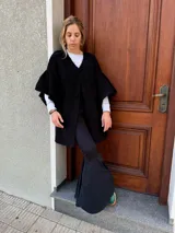 Tapado marrón de paño con estructura recta, botones forrados al tono y largo a la rodilla.