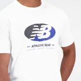 Remera de manga corta New Balance color blanco, con cuello redondo y estampa frontal con el logo de la marca y la leyenda Athletic Gear.