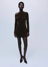 Vestido corto de terciopelo marrón con acabado brillante, diseño entallado, cuello asimétrico y manga larga.