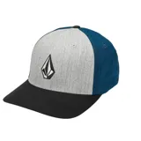 Gorra de seis paneles con visera plana, confeccionada en tejido de sarga estructurado. Presenta un diseño tricolor con frente gris jaspeado, paneles laterales y traseros en azul, y visera negra. Incluye el logo de la marca bordado en el frente y en la parte posterior.