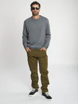 Pantalon cargo de corte slim, color verde militar, con bolsillos laterales con solapa, bolsillos frontales y bolsillos traseros.