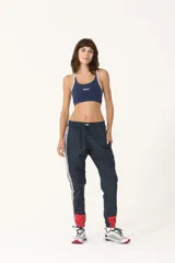 Top deportivo azul con tirantes blancos y logo de Basset en el frente.