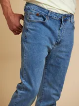 Pantalón de jean de corte recto, color celeste, con bolsillos delanteros y traseros.