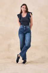 Top de punto calado color beige con brillo metalizado, escote redondo y mangas cortas con volados.