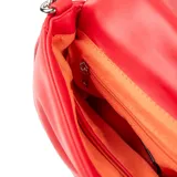 Bandolera roja de símil cuero acolchado con formato rectangular y solapa. Cuenta con detalles de cadena decorativa roja en el frente, herrajes plateados, correa regulable y un bolsillo interno con cierre y otro abierto.