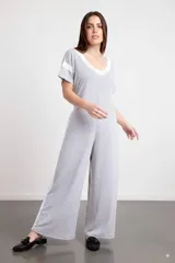 Mono largo gris melange con escote en V combinado en blanco, mangas cortas y corte holgado.