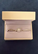 Set de anillos en plata 925 y circonias, compuesto por una alianza lisa de diseño bombé, un anillo estilo cintillo con piedras engarzadas y un anillo solitario con halo de circonias.