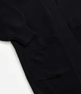 Cardigan abierto de punto, color negro, con escote en V, manga larga y bolsillos delanteros.