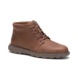 Bota de caña media Caterpillar modelo Trey 2.0, confeccionada en cuero nubuck color café. Presenta cierre con cordones, cuello acolchado, logo de la marca grabado en el lateral y en la lengüeta, y suela de goma resistente con entresuela de EVA.