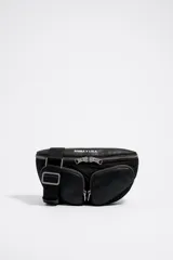 Riñonera negra marca Bimba y Lola, con correa ajustable, cierre de cremallera y dos bolsillos frontales con cierre.