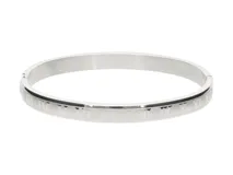 Esclava rígida de acero color plateado con diseño de números romanos grabados.