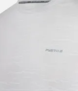 Remera deportiva masculina de manga corta y cuello redondo, confeccionada en tejido jacquard con tecnología dry para mayor transpirabilidad. Presenta un diseño con textura abstracta y corte estándar.