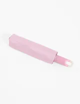 Paraguas plegable liso de color rosa, con apertura y cierre automático y mango curvo.