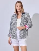 Camisa de algodón estampado con cuello con solapa, abertura central con botones y mangas largas con puños en contraste.
