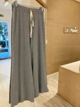 Pantalón de morley color marrón, de corte holgado y cintura elastizada con cordón ajustable.