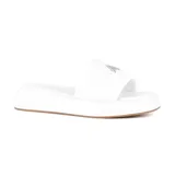 Sandalia casual blanca de plataforma con tira ancha sobre el empeine y logo metálico plateado.