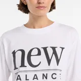 Remera blanca de corte holgado con cuello redondo y mangas cortas. Presenta un estampado gráfico con el logo de la marca en el centro del pecho.