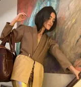 Blazer azul marino corto de lana con cuello solapa y mangas abullonadas.