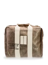 Bolso tipo duffle color dorado con estampado de texto en negro y asas de lona blanca.