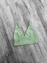 Top triángulo de breteles finos, confeccionado en tejido de punto elástico. Disponible en varios colores: rojo, negro, mostaza, beige, verde, ladrillo, fucsia, azul y blanco.