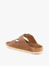 Sandalias Birkenstock Arizona con hebillas grandes, color marrón cuero engrasado y plantilla regular.