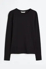 Remera negra de manga larga, confeccionada en punto acanalado suave de mezcla de algodón, con cuello redondo.