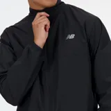 Campera de running New Balance negra, con cierre frontal, cuello alto y logo reflectivo en el pecho.