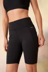 Calza biker negra ajustada al cuerpo.