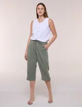Pantalón capri de algodón a rayas verticales en tonos azul, celeste y blanco, con cintura elastizada, cordón de ajuste frontal y bolsillos aplicados.